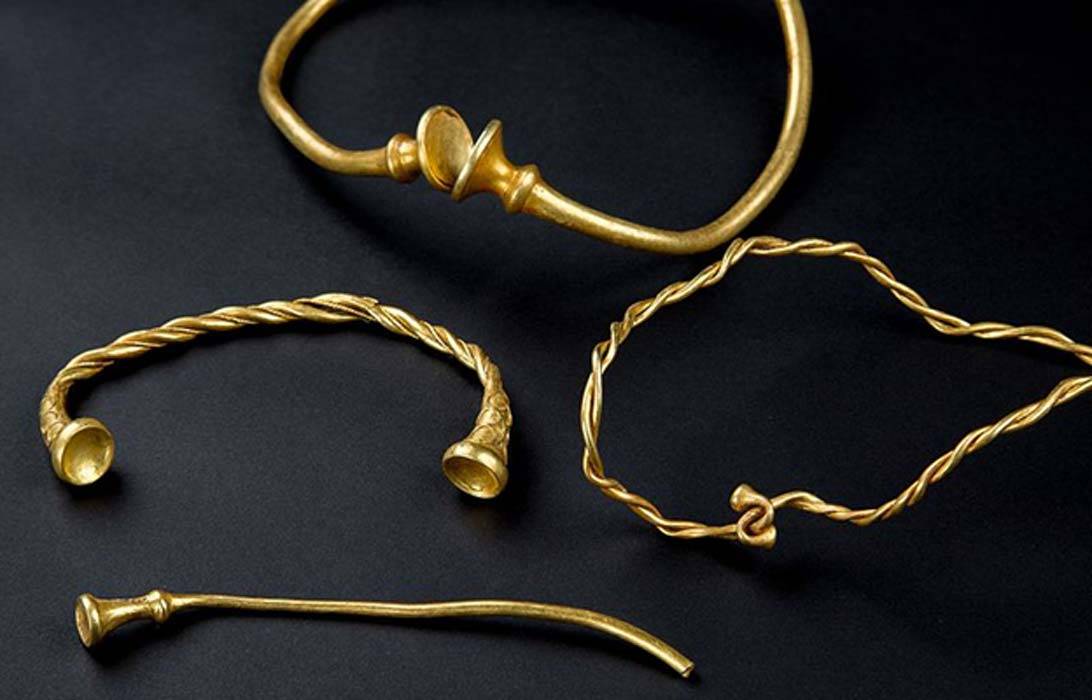 Dos jóvenes con detectores de metales encuentran joyas de oro de la Edad de Hierro
