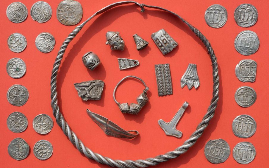 Un niño de 13 años encuentra un tesoro de 1000 años con un detector de metales
